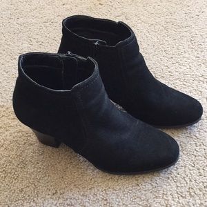 Women’s used leather ankle boot with zipper size 8